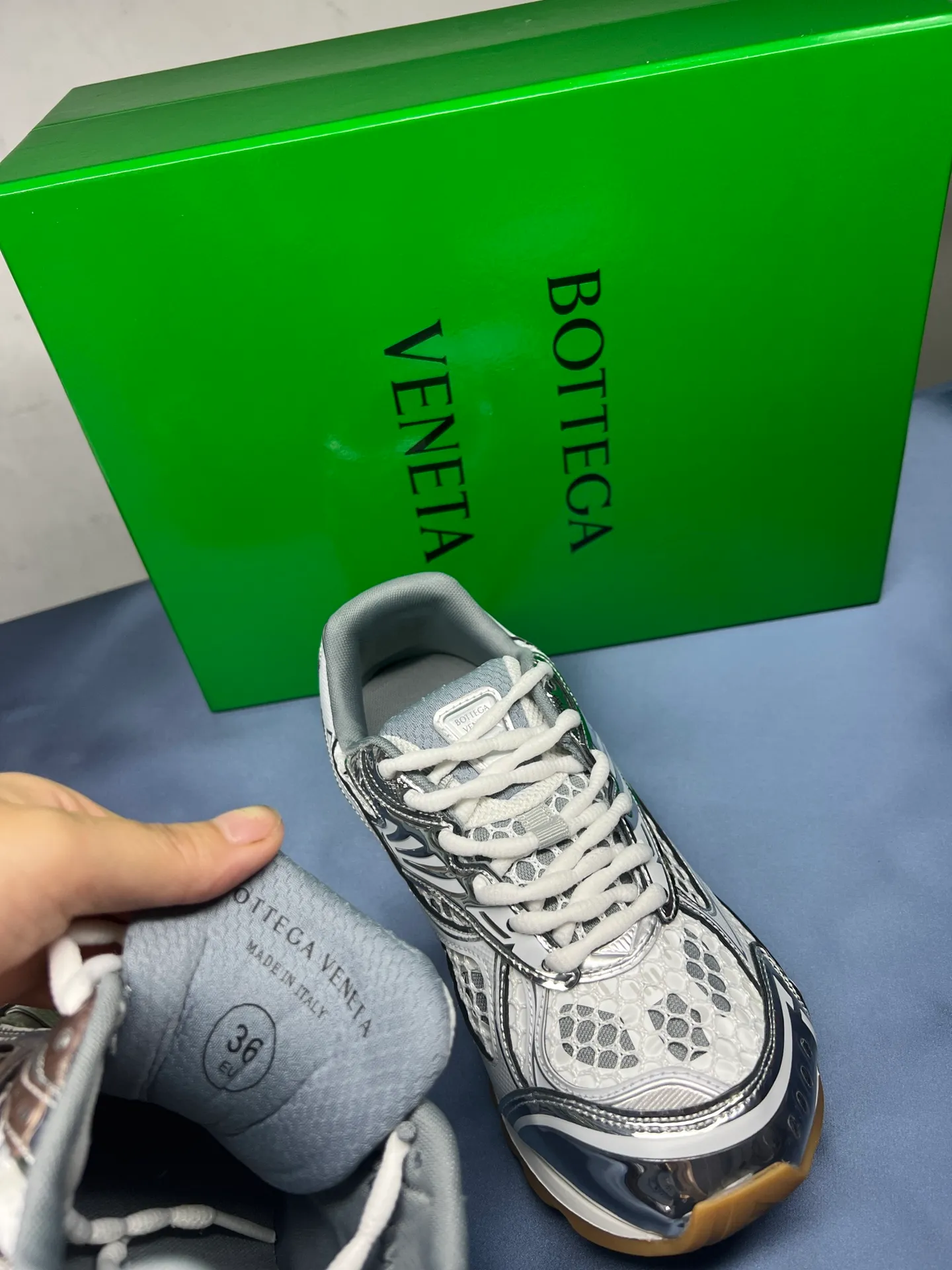👟👟Ex-factory price 600👟👟 Men's size +10 Real photos 🔥🔥BV Orbit sneakers Wang Yibo's same style couple's dad shoes Runner sneakers, made of lightweight technical mesh fabric. Matched with geometric pattern designed rubber outsole Wang Zha series high version Look for the package craftsmanship The actual height is much higher, but the legs are still slim. Very nice and playable and durable Matching to the standard 💯 Package shoe technology Look for the high version The outsole is made of color-blocked TPU outsole Women's model 35 36 37 38 39 40 41 (40 41 customized) Men's model 39 40 41 42 43 44 45. (Customized size 45) (Customer logo can be accepted without refund or exchange at a favorable price) Equipped with original packaging